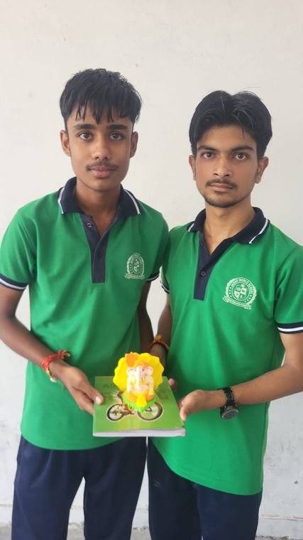 Senior students presenting their craft entry at Janhit World School